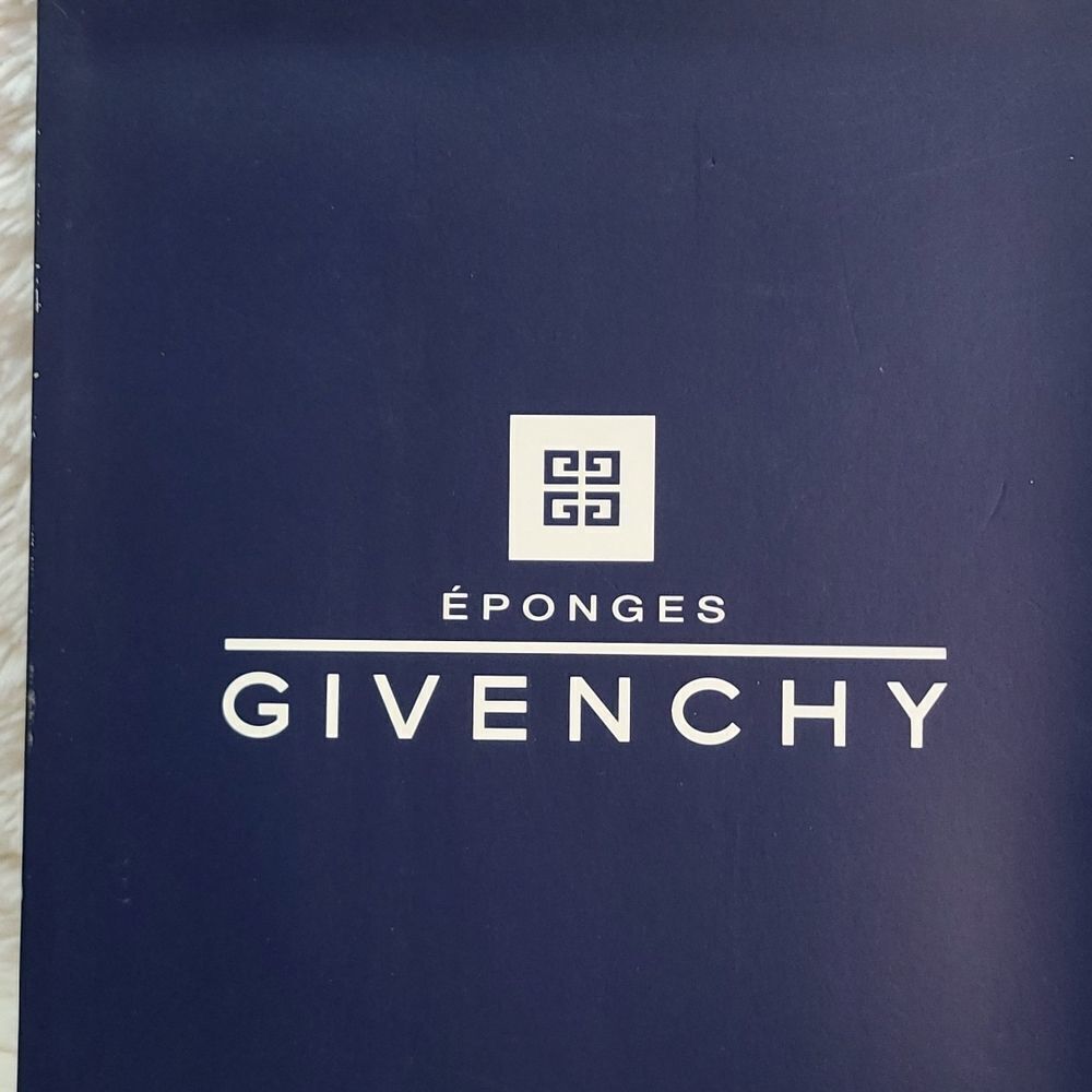 💯 Authentic Givenchy Towel 🍀 - Picture 5 of 7